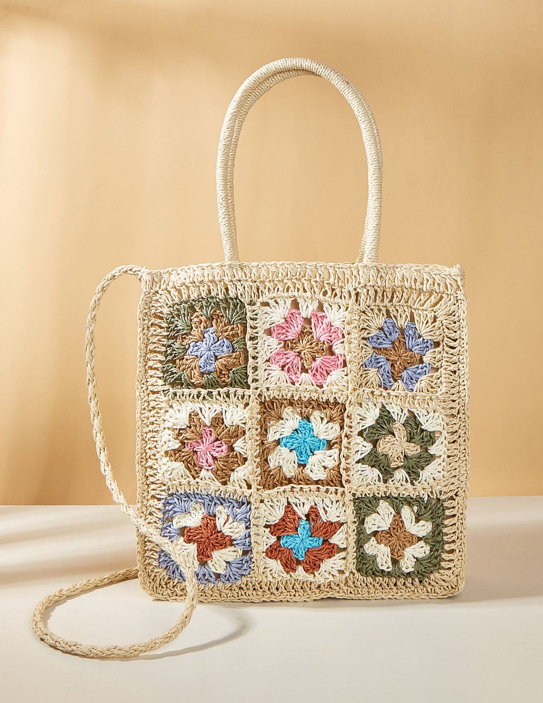 Geflochtene Strohtasche mit bunten Blumen