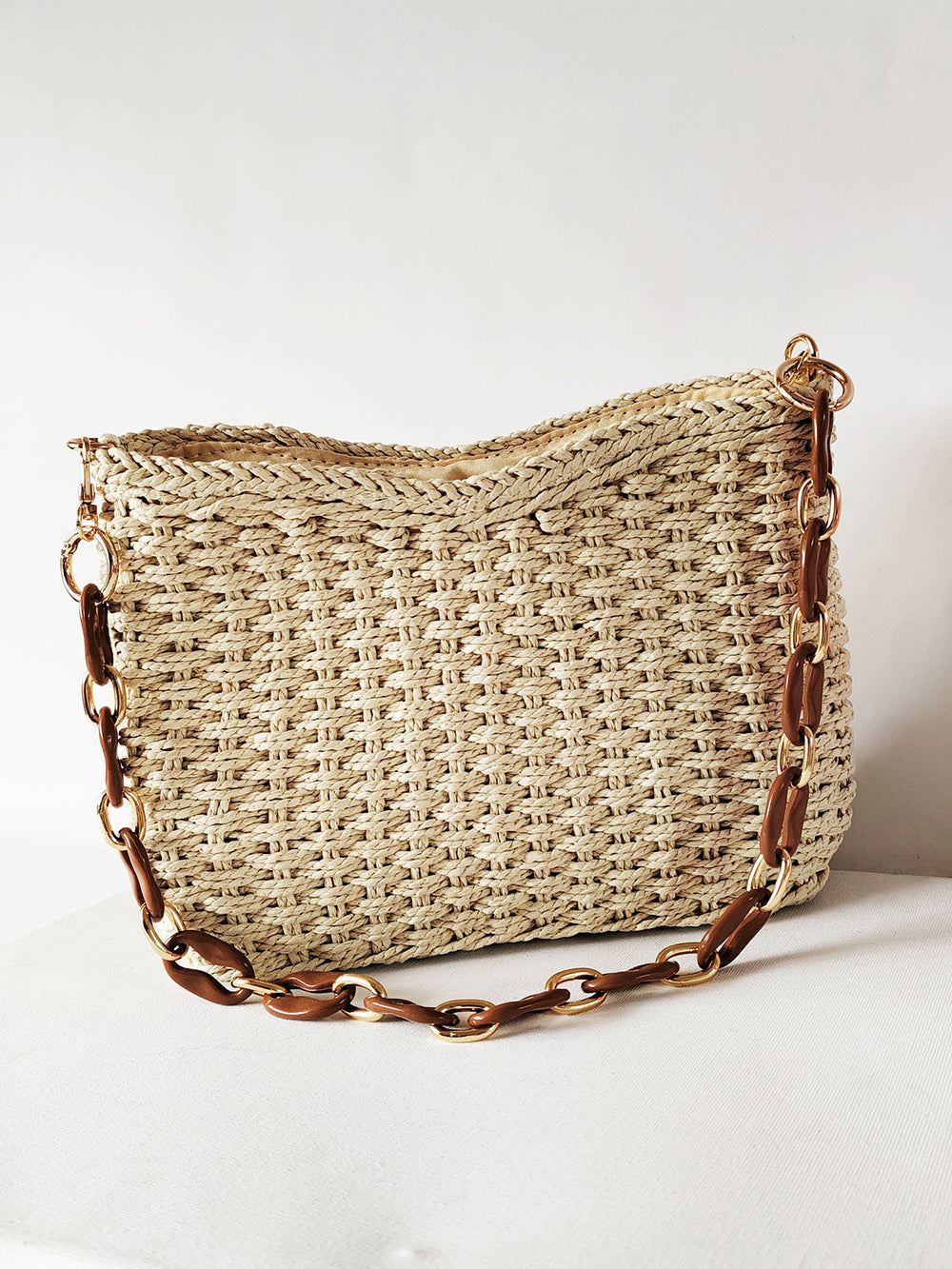 Quadratische Strohtasche mit Kette