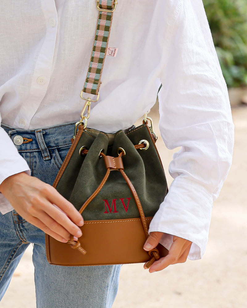 Carmina Mini-Bouler-Tasche aus grünem, khakifarbenem Wildleder