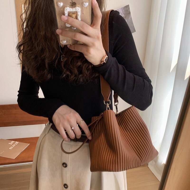Plissierte Beuteltasche