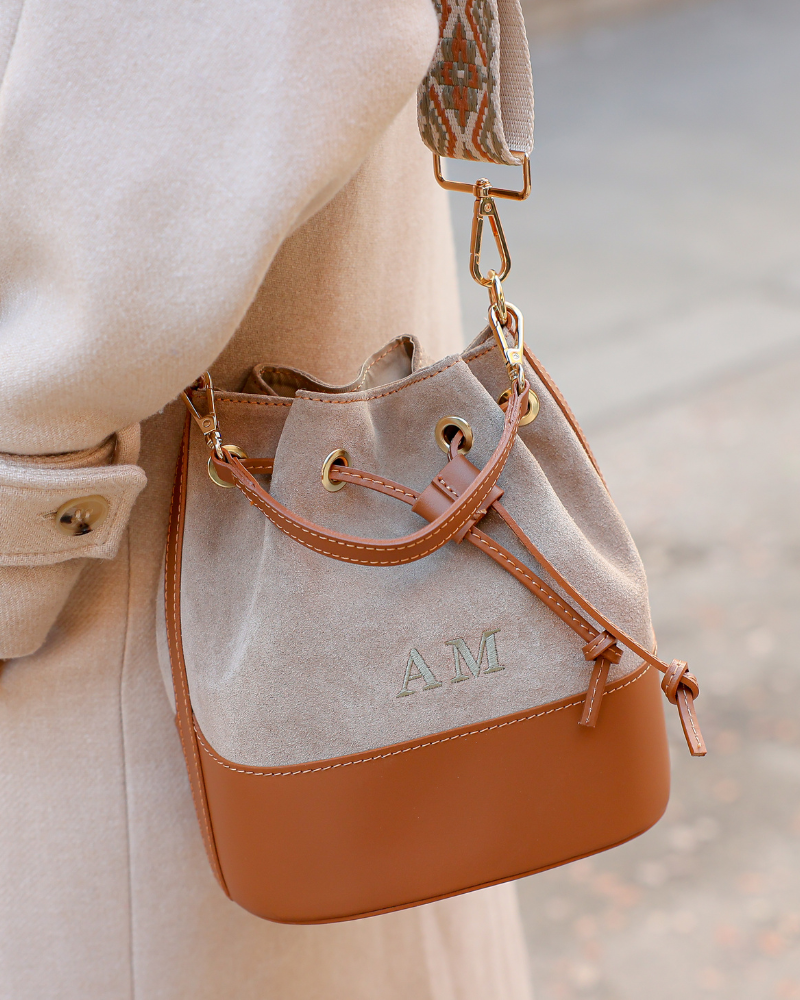 Mini-Boulertasche aus beigefarbenem Wildleder „Carmina“