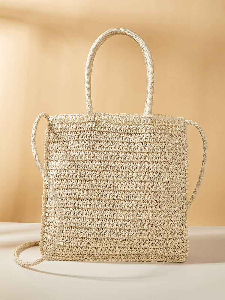 Geflochtene Strohtasche mit bunten Blumen