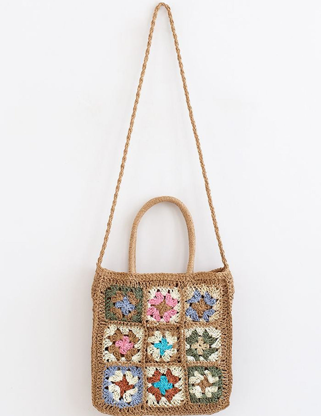 Geflochtene Strohtasche mit bunten Blumen