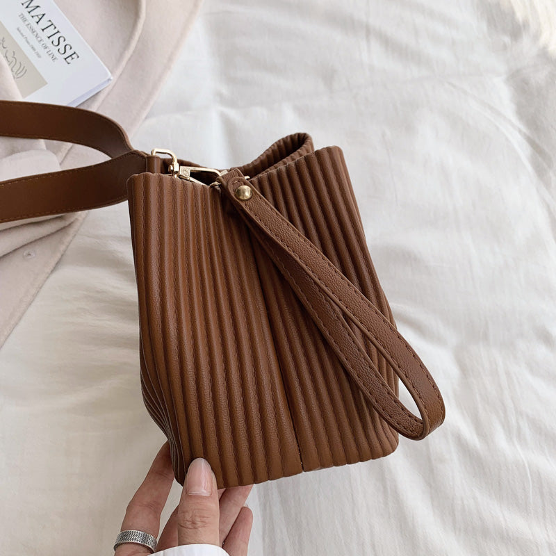 Plissierte Beuteltasche