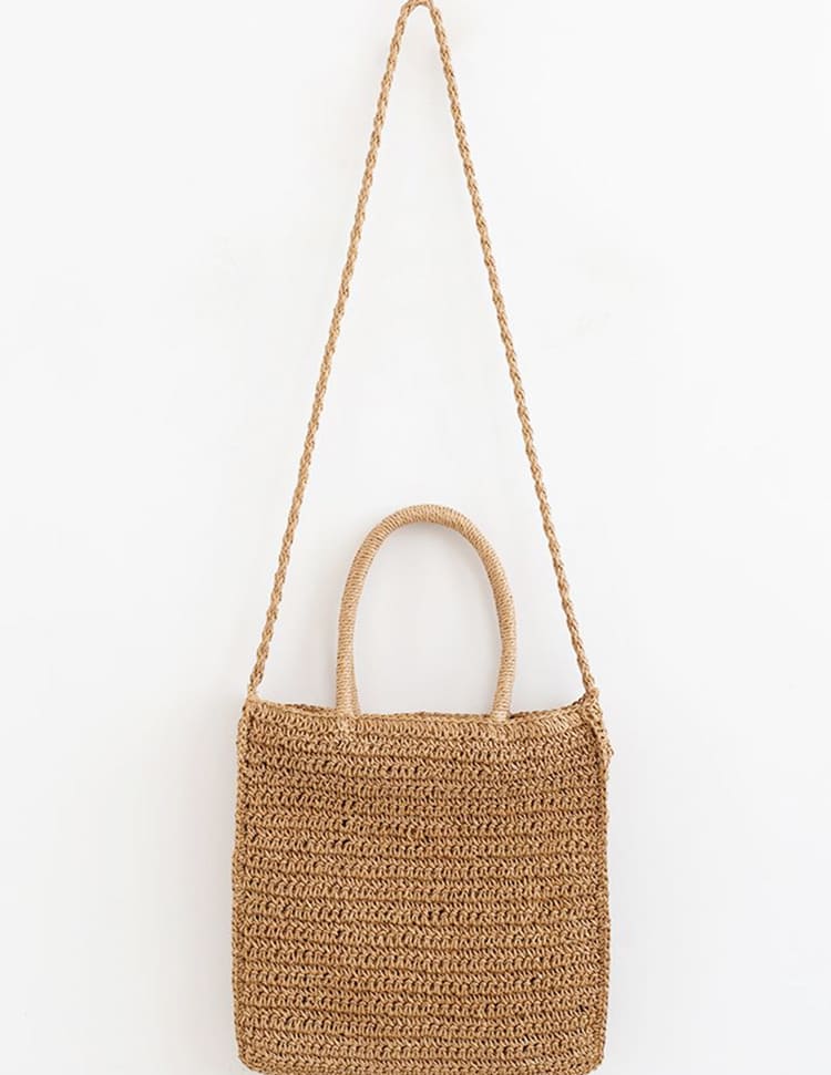 Geflochtene Strohtasche mit bunten Blumen
