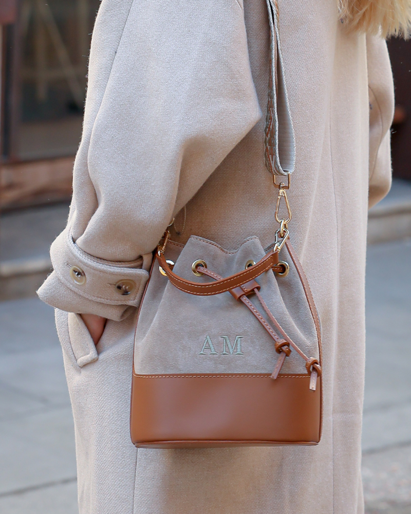 Mini-Boulertasche aus beigefarbenem Wildleder „Carmina“