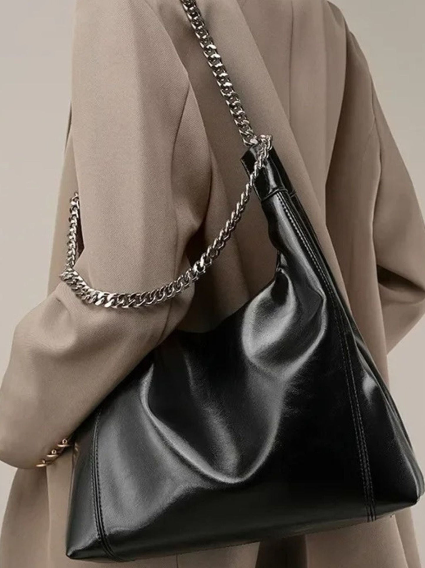 Schicke Tote mit Kette