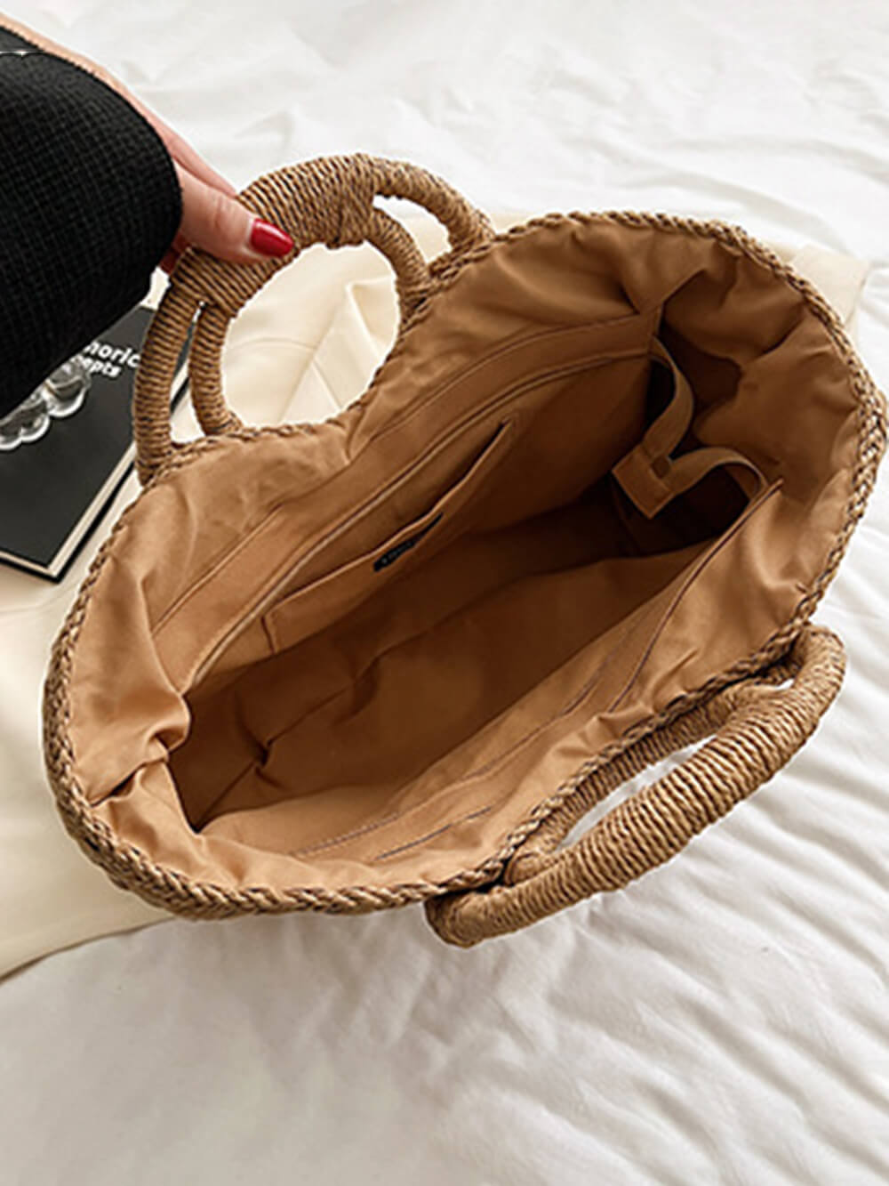 Modische handgefertigte Strohtasche für den Urlaub und Strand