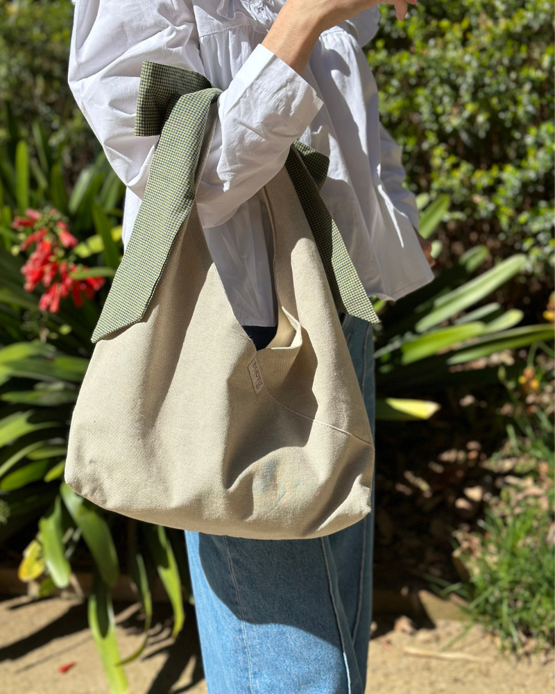 Spitze, schlichte beige Handtasche