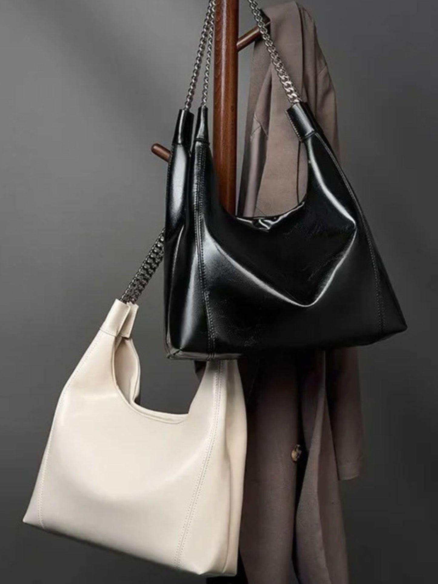 Schicke Tote mit Kette