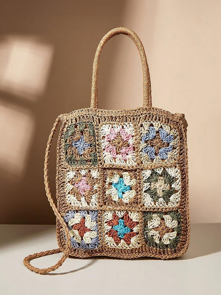 Geflochtene Strohtasche mit bunten Blumen