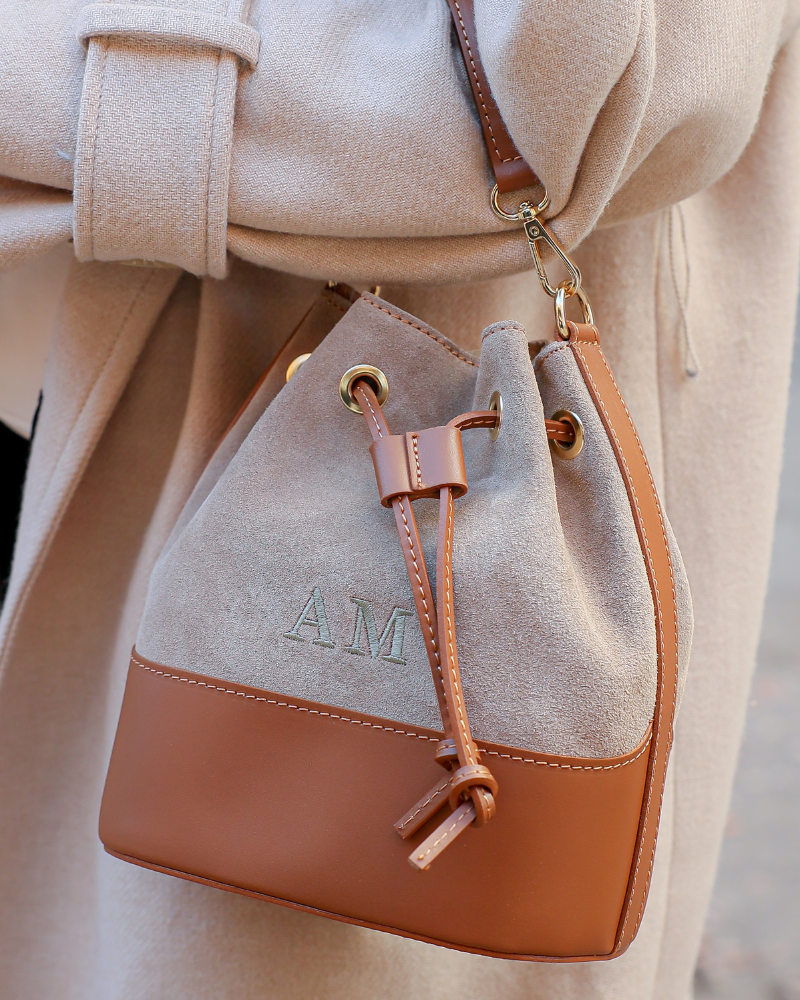Mini-Boulertasche aus beigefarbenem Wildleder „Carmina“