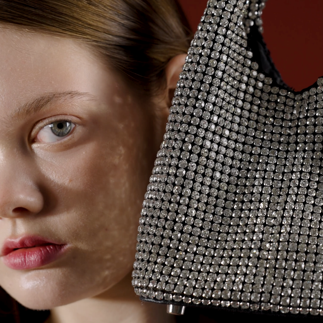 Clara Handtasche mit funkelnden Strasssteinen