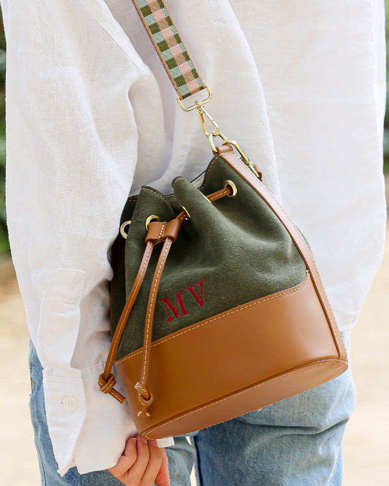 Carmina Mini-Bouler-Tasche aus grünem, khakifarbenem Wildleder