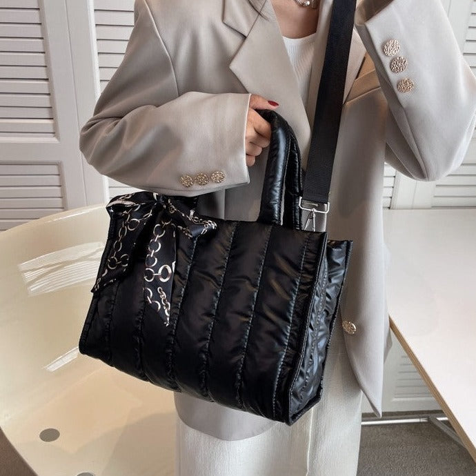 Midi-Tragetasche aus Satin