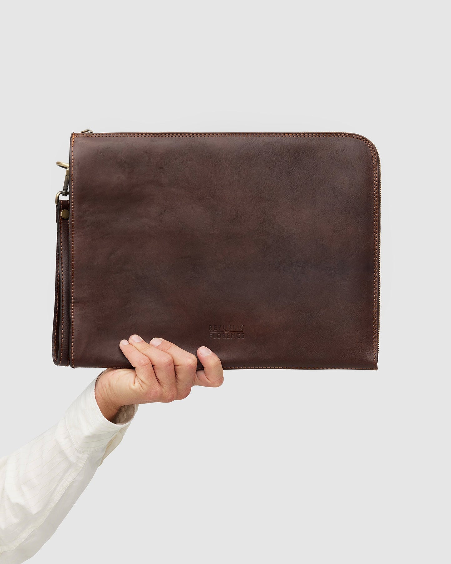 Charta Matt Chocolate - Dokumentenhalter aus Leder für 13-Zoll-Laptops
