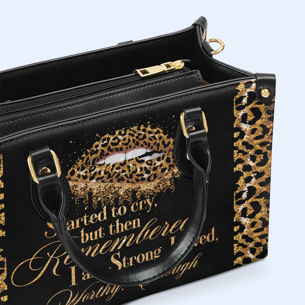 Remembered I Am Strong - Personalisierte Lederhandtasche - DB40