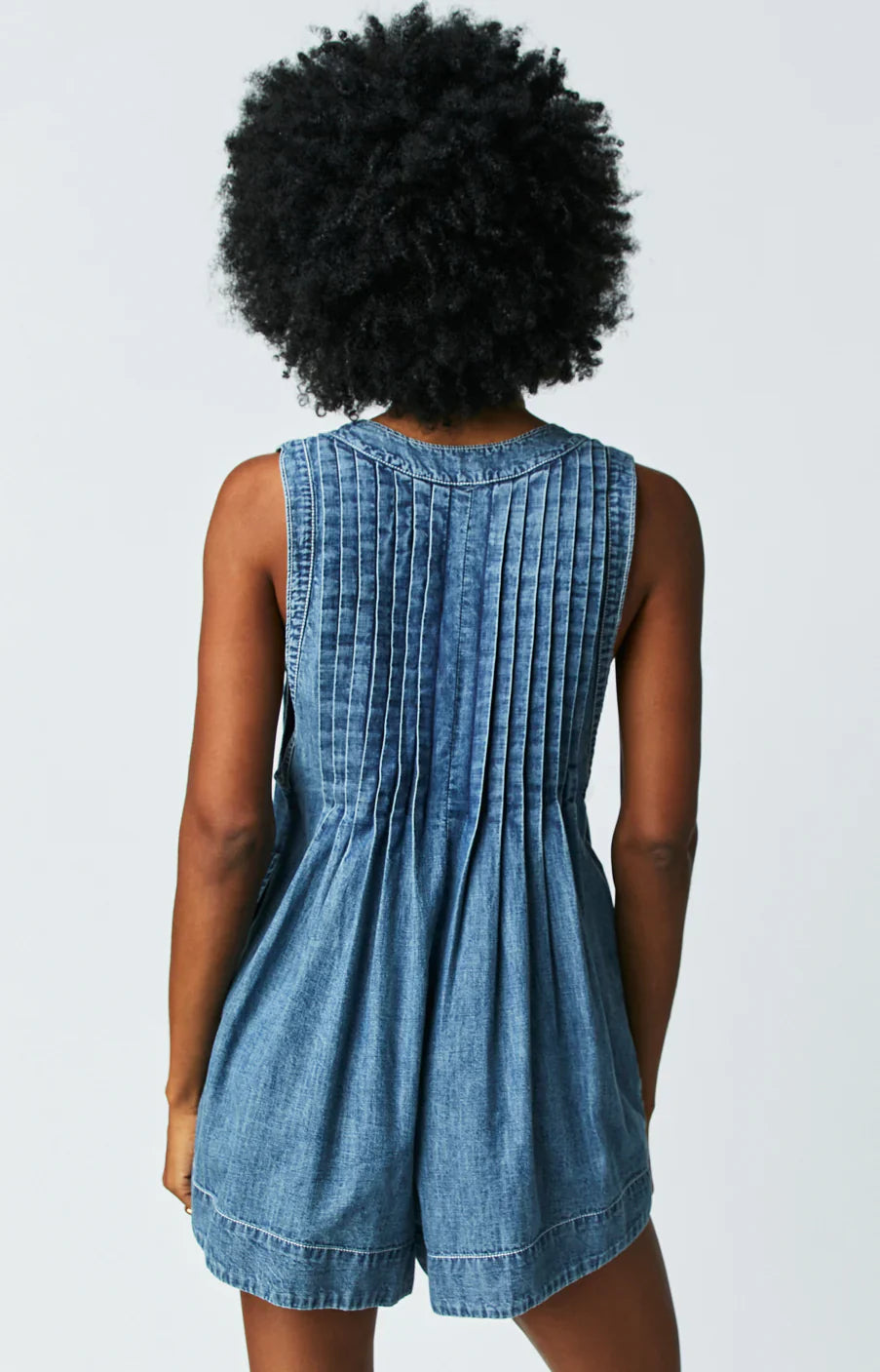 Entspannter, zeitloser Jeans-Strampler