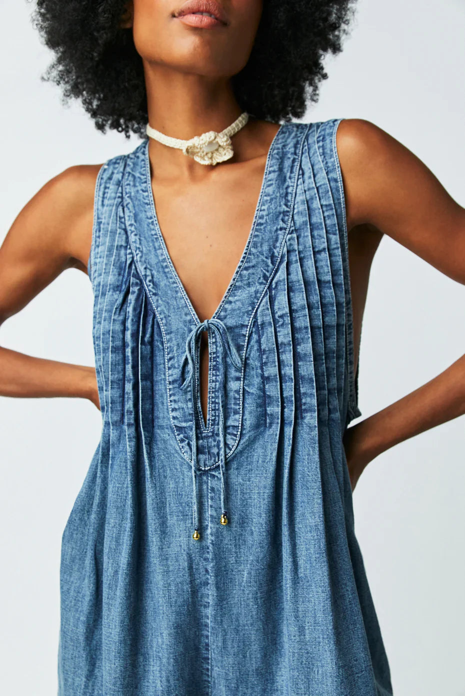 Entspannter, zeitloser Jeans-Strampler