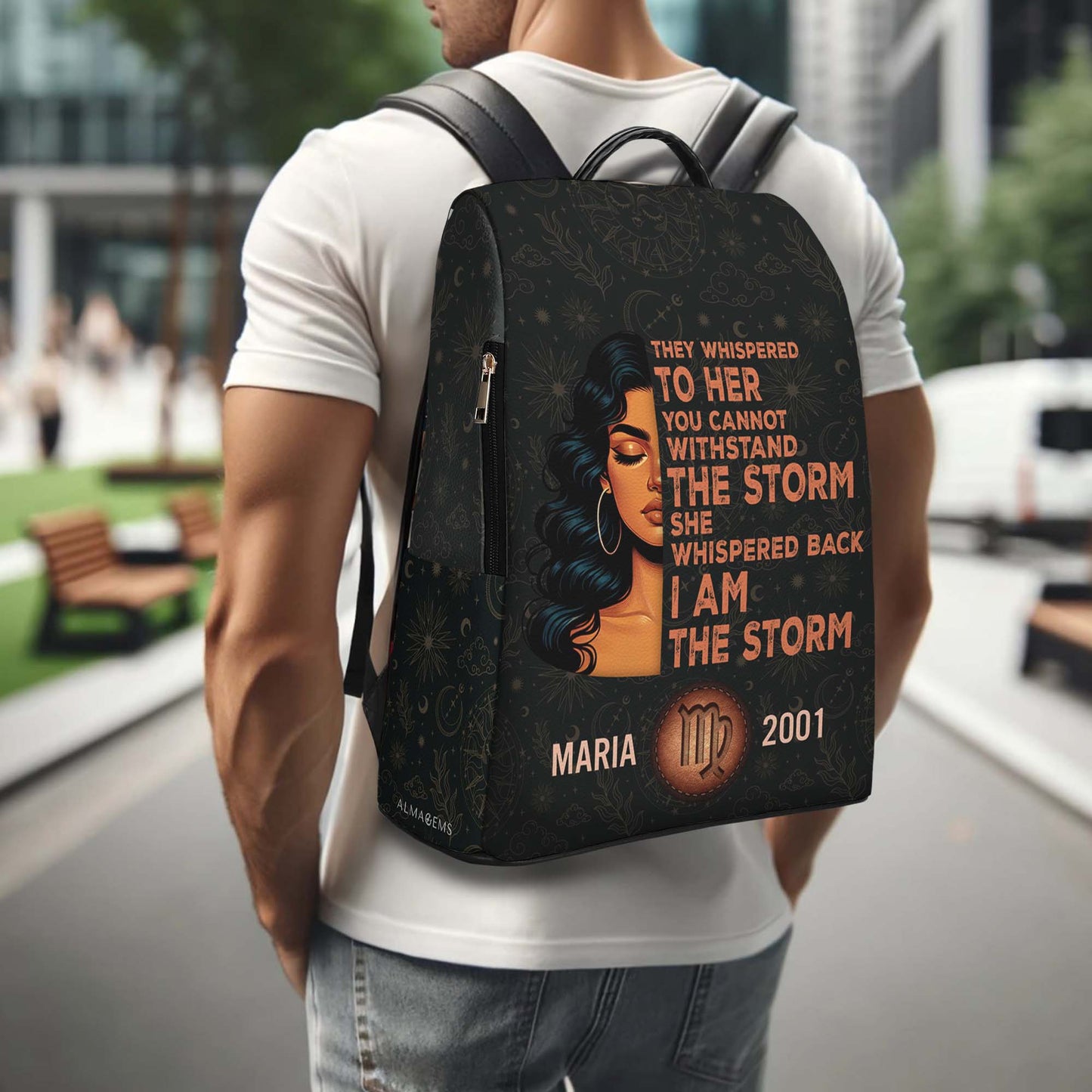 Sie flüsterten ihr zu: „Du kannst dem Sturm nicht standhalten“, flüsterte sie zurück: „Ich bin der Sturm“ – personalisierter Lederrucksack – HS049_BP