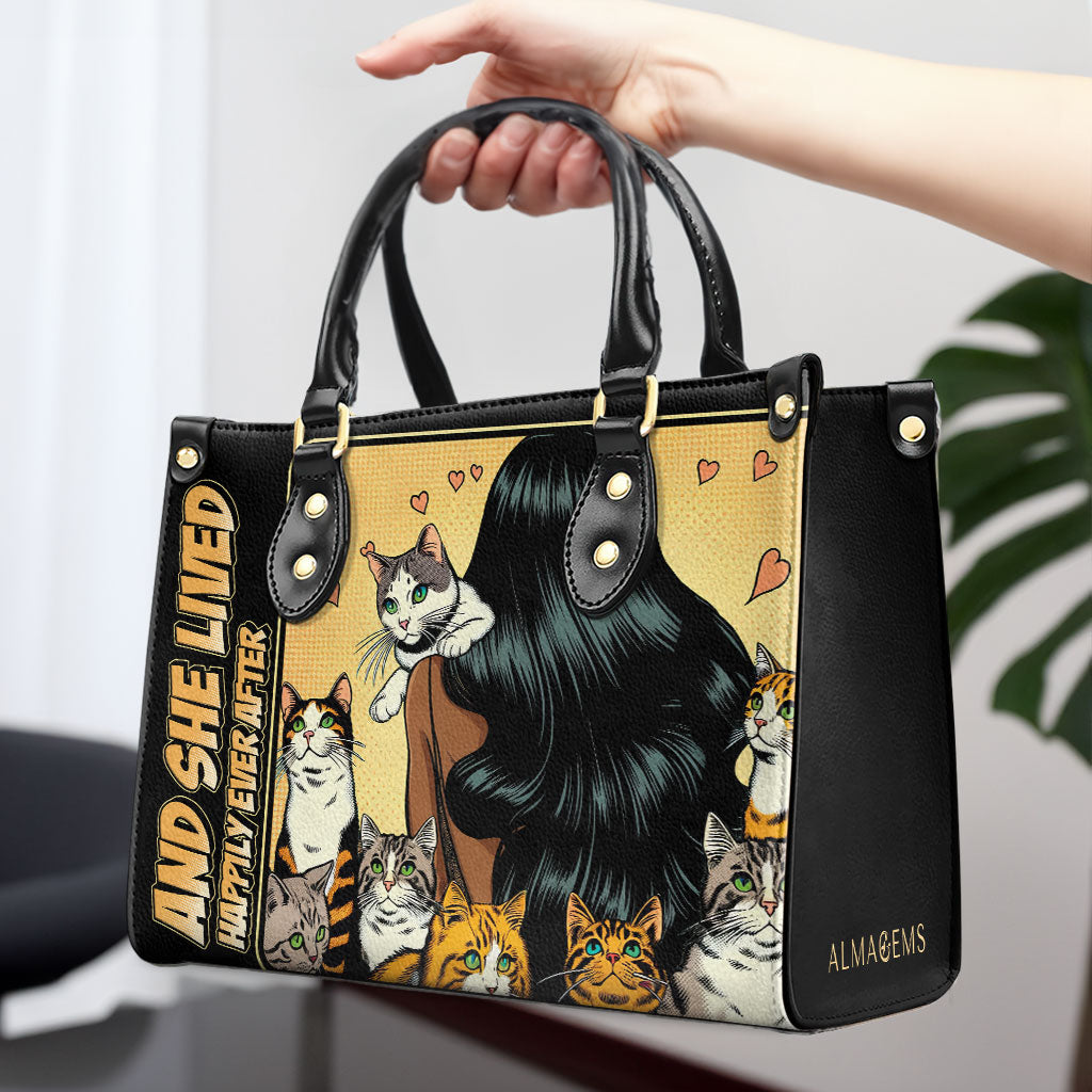 Und sie lebte glücklich bis ans Ende ihrer Tage – Schwarz – Personalisierte Lederhandtasche für Katzenliebhaber – LL04BLACK