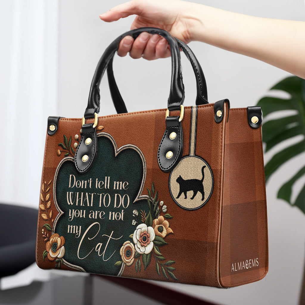 Sag mir nicht, was ich tun soll. Du bist nicht meine Katze – Personalisierte Lederhandtasche für Katzenliebhaber – LL19