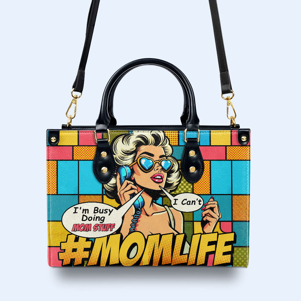 Busy Doing Mom Stuff - Personalisierte Lederhandtasche - MM06