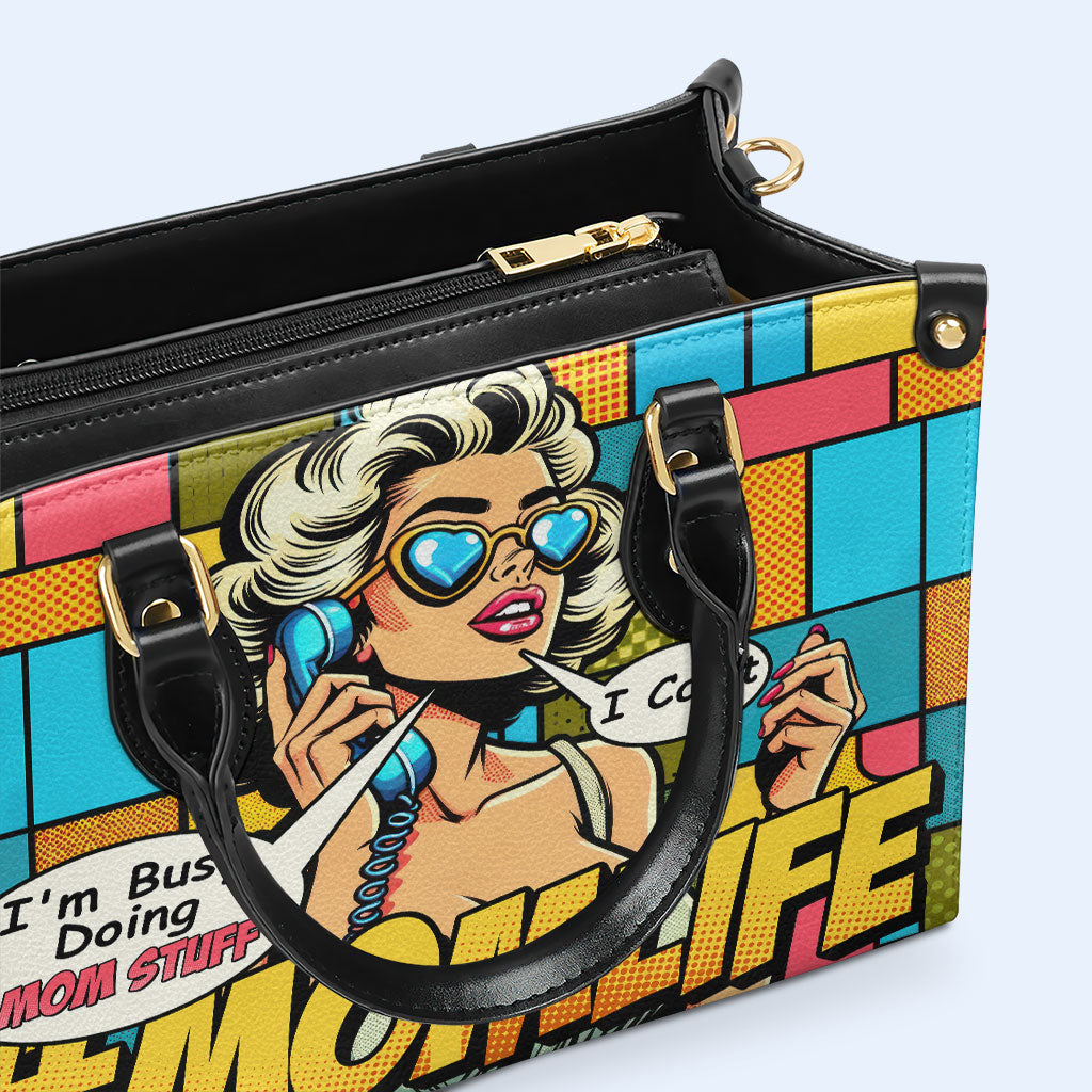 Busy Doing Mom Stuff - Personalisierte Lederhandtasche - MM06