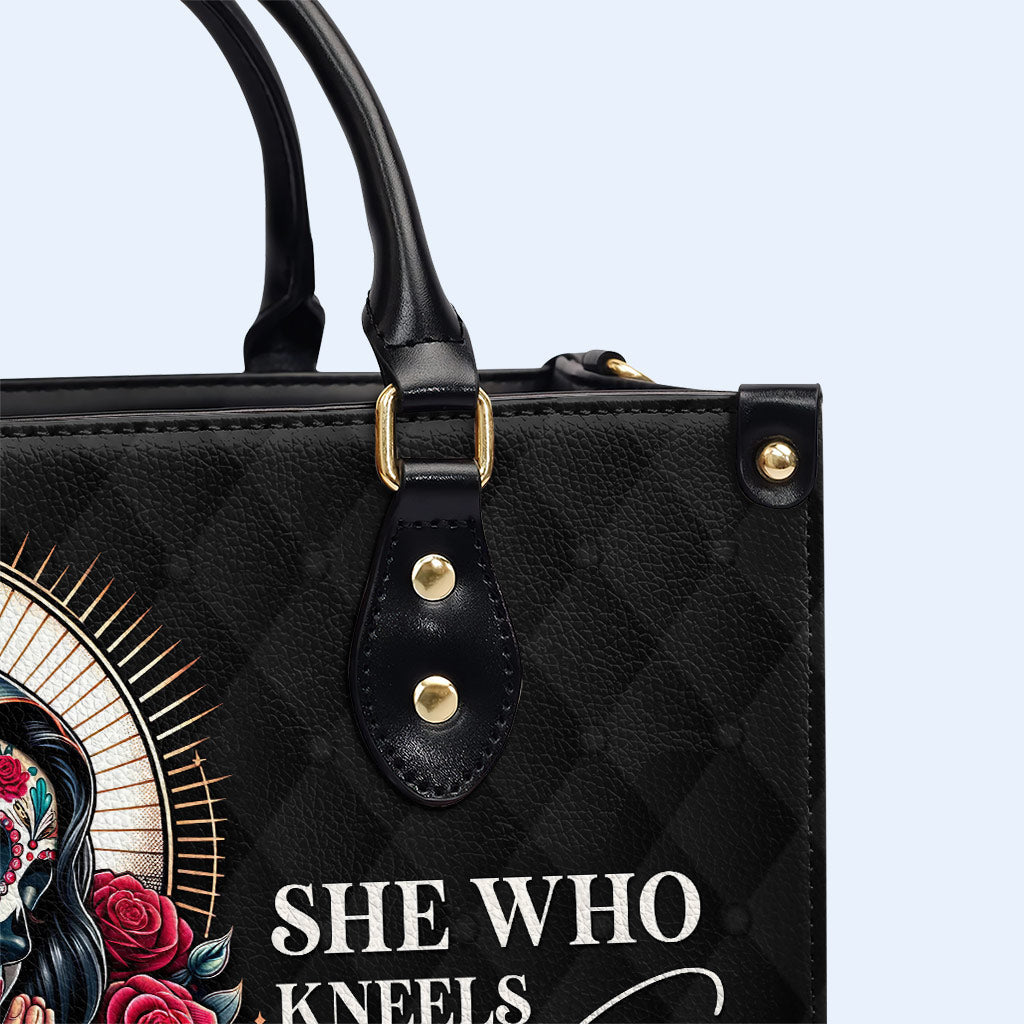Sie, die vor Gott kniet - personalisierte Lederhandtasche - MX11
