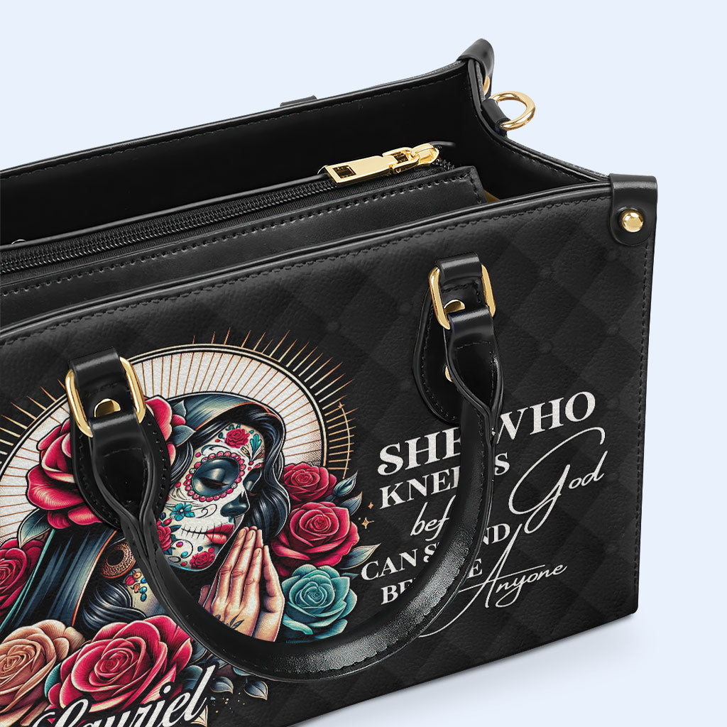 Sie, die vor Gott kniet - personalisierte Lederhandtasche - MX11