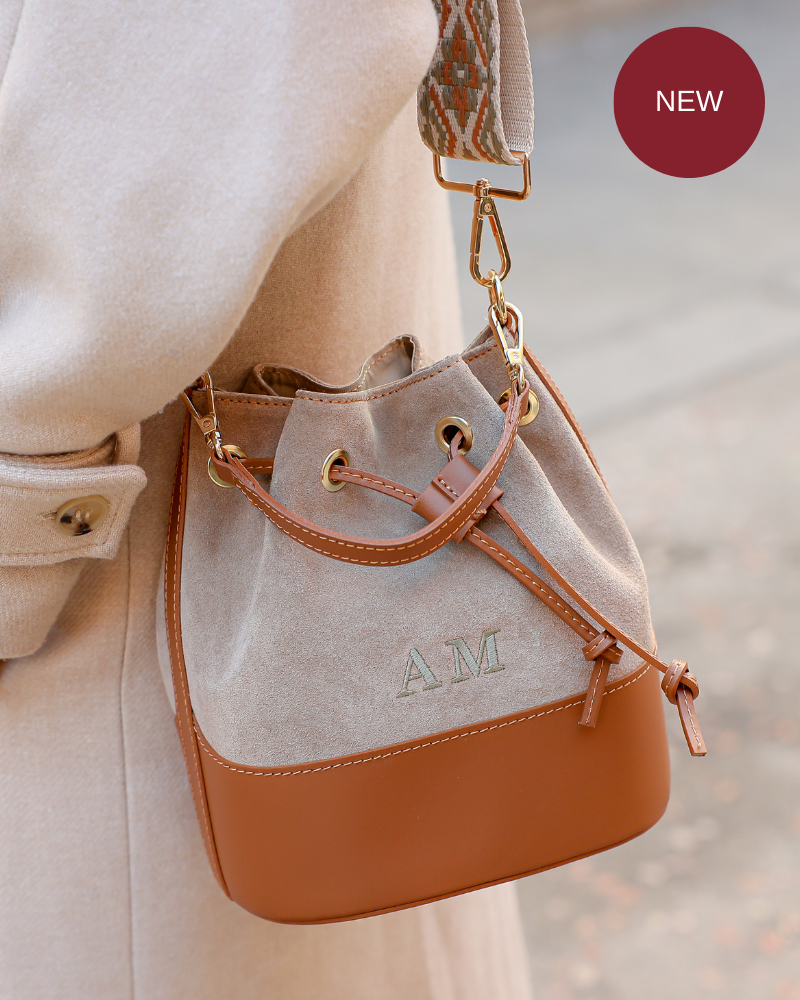 Mini-Boulertasche aus beigefarbenem Wildleder „Carmina“