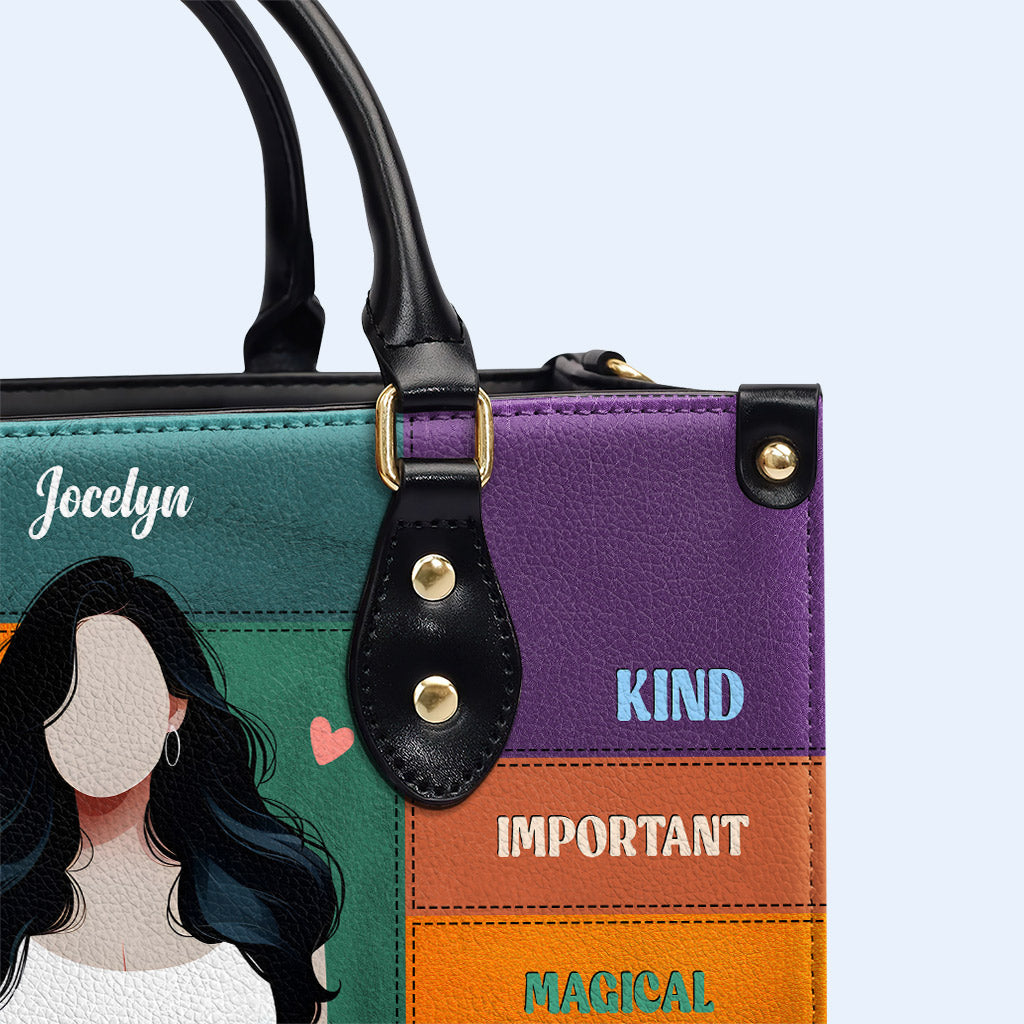 She Is - Personalisierte Lederhandtasche - PG03