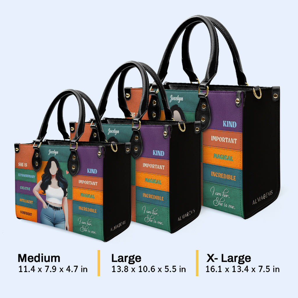 She Is - Personalisierte Lederhandtasche - PG03