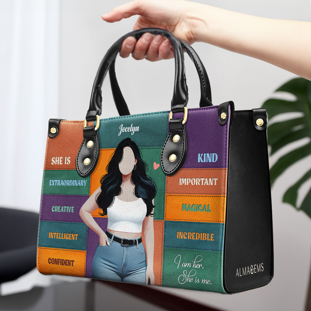 She Is - Personalisierte Lederhandtasche - PG03