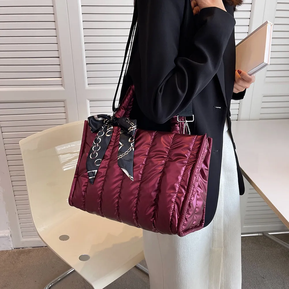 Midi-Tragetasche aus Satin