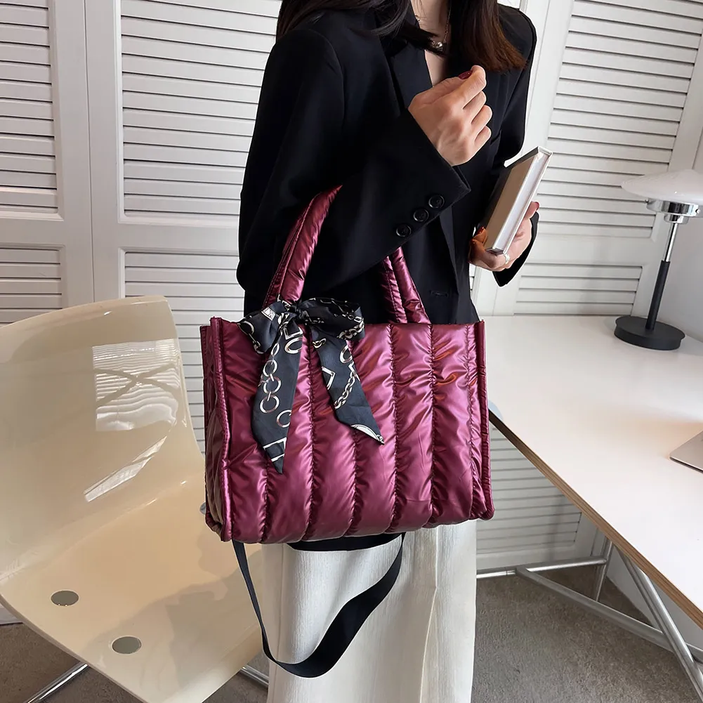 Midi-Tragetasche aus Satin