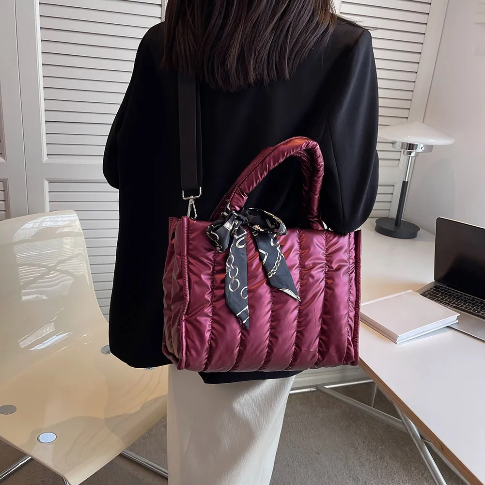 Midi-Tragetasche aus Satin