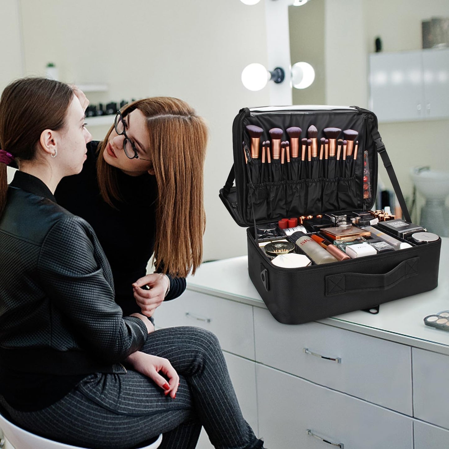 Schwarzer, extragroßer Make-up-Koffer mit Kunststoffteilern
