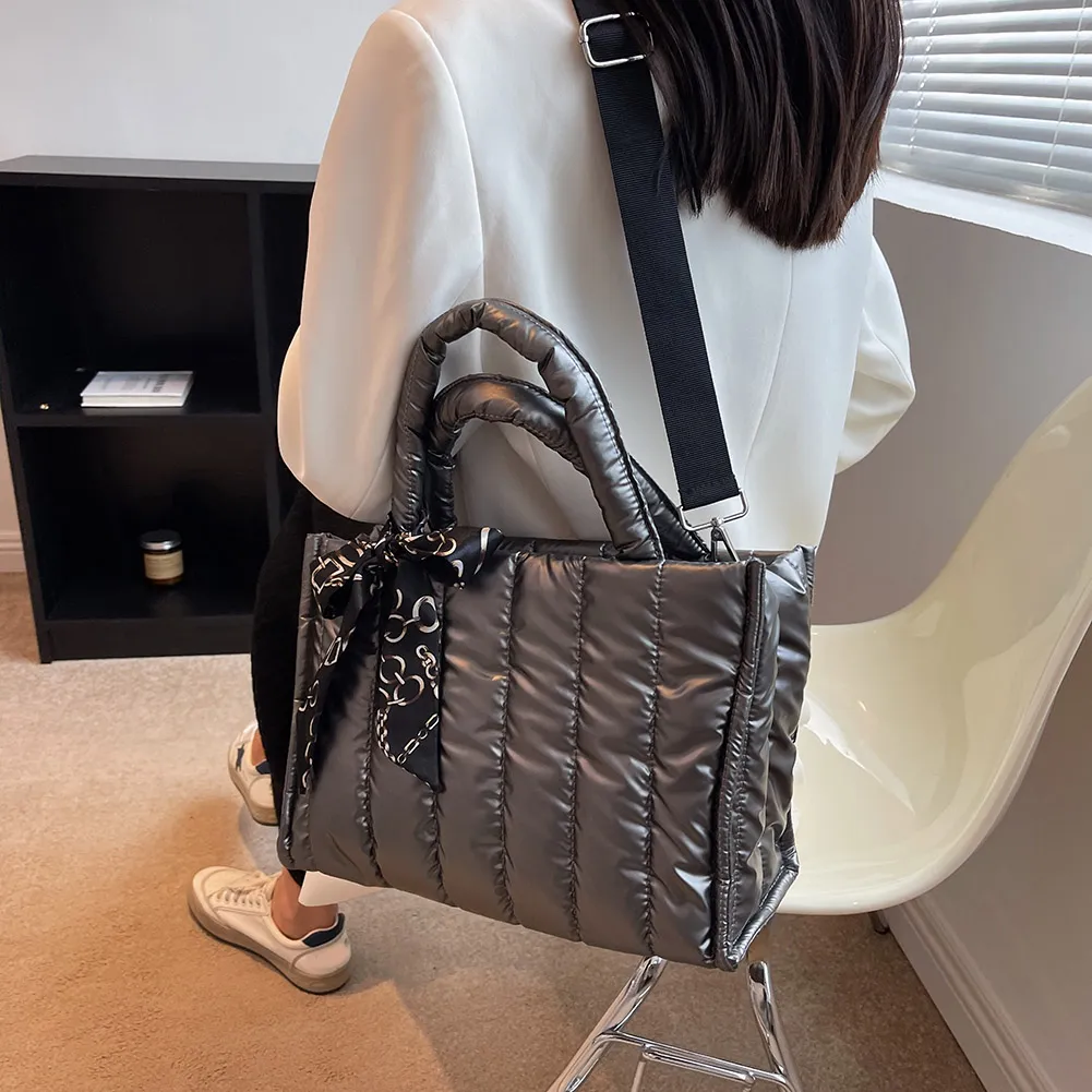 Midi-Tragetasche aus Satin