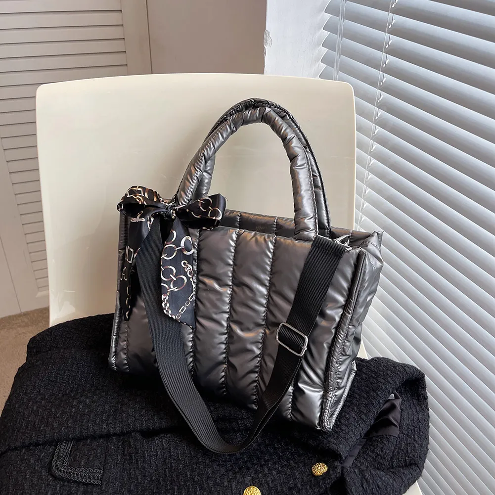 Midi-Tragetasche aus Satin