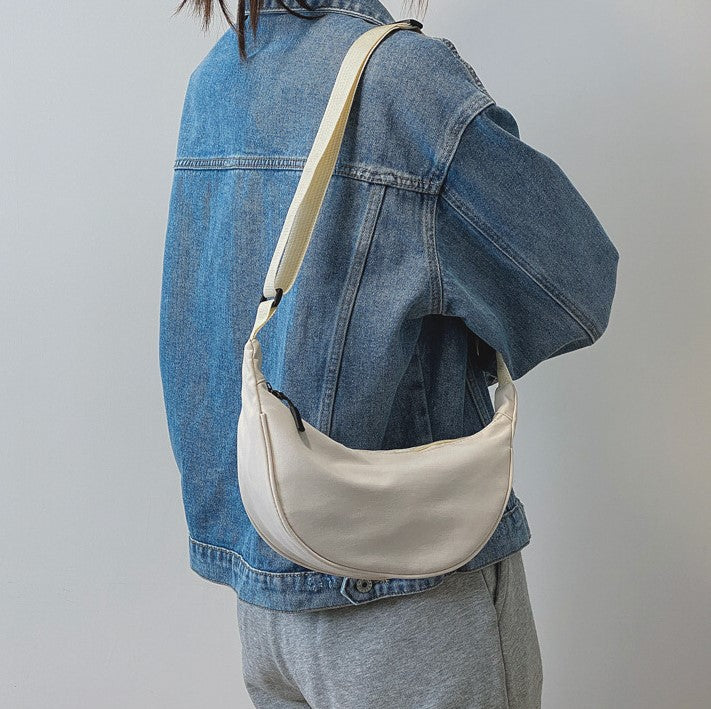 Umhängetasche aus Nylon mit Knotendetail