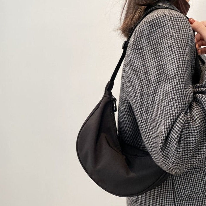 Umhängetasche aus Nylon mit Knotendetail