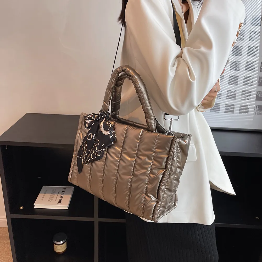 Midi-Tragetasche aus Satin