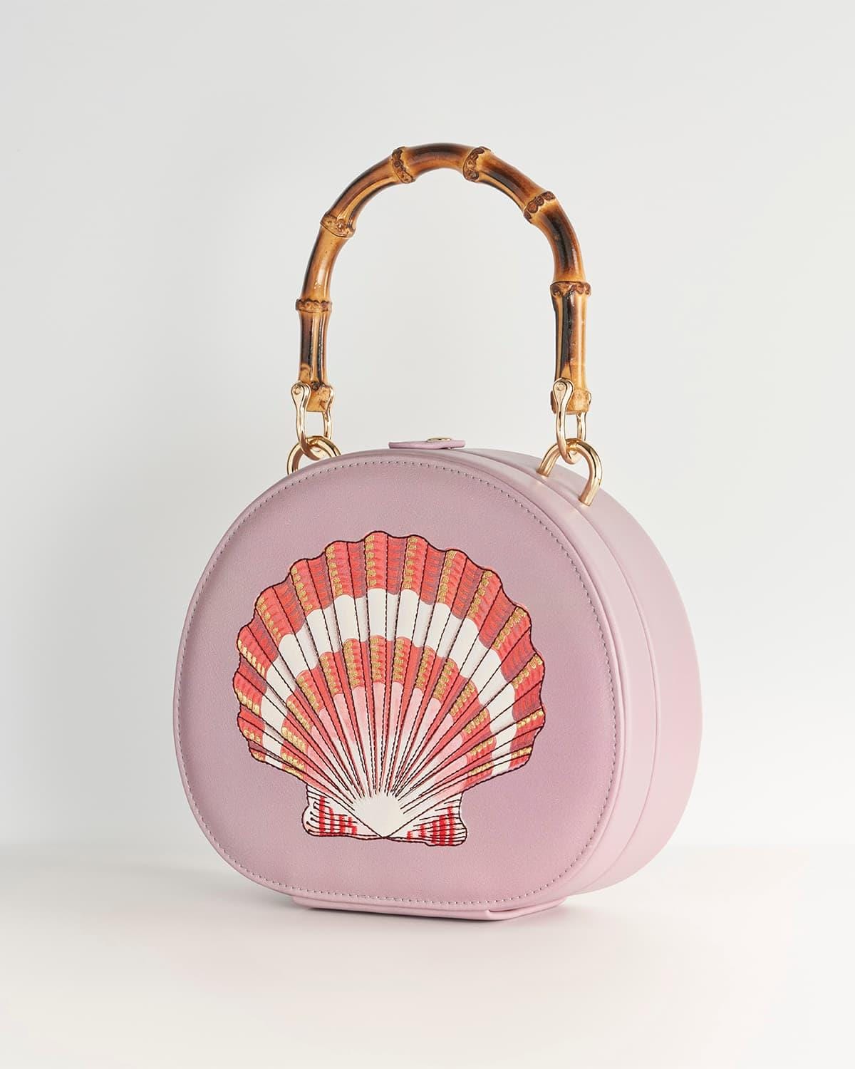 Lila Bambus-Tasche mit Henkel und Muschelstickerei