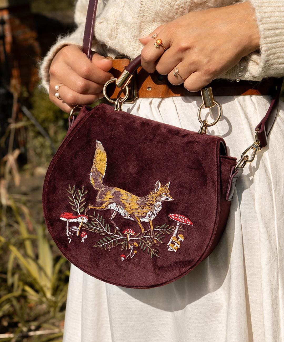 Satteltasche aus Samt mit Stickerei „Fox & Mushroom“ – Rote Johannisbeere