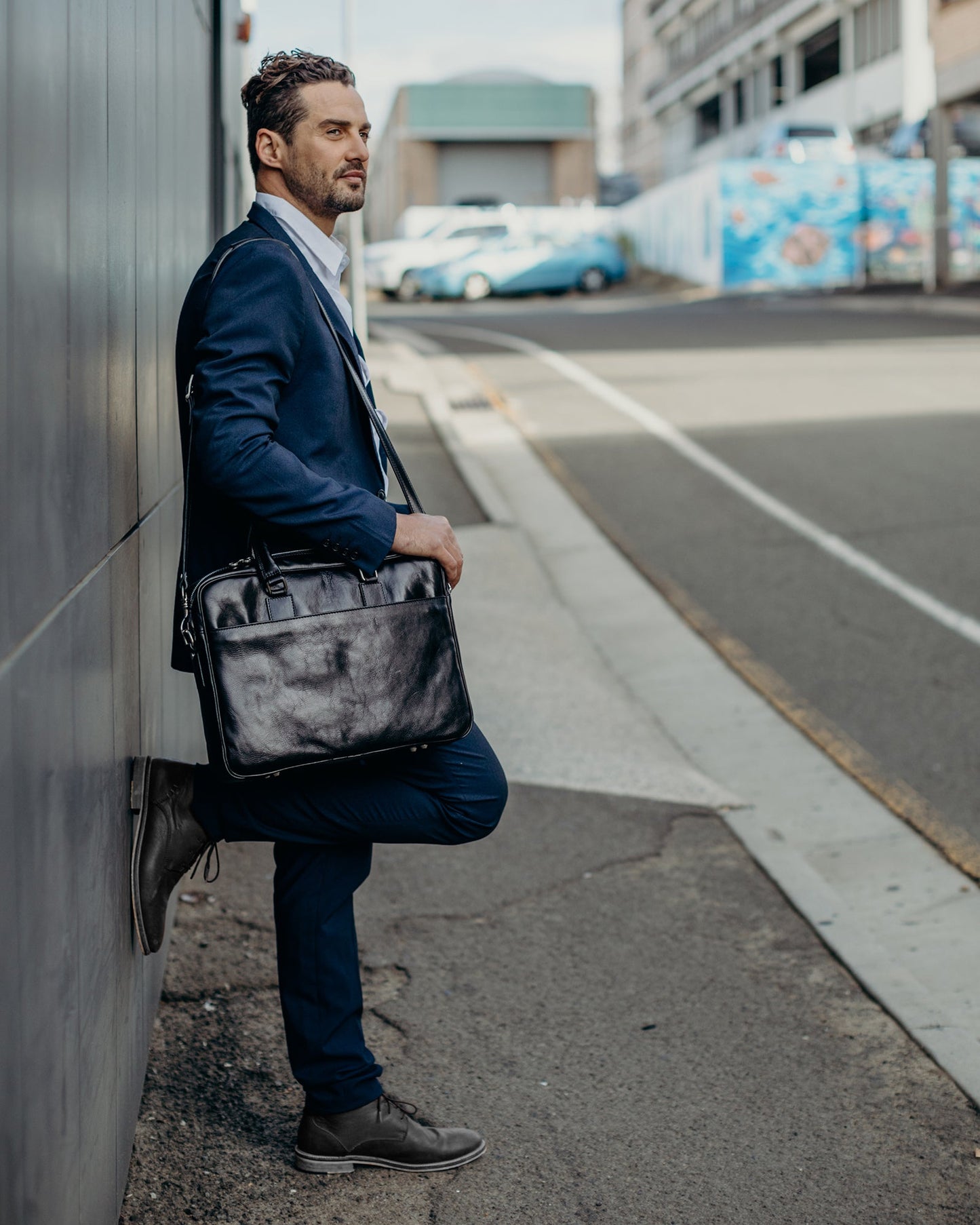 Tokyo Black - Schlanke Laptop-Aktentasche aus Leder