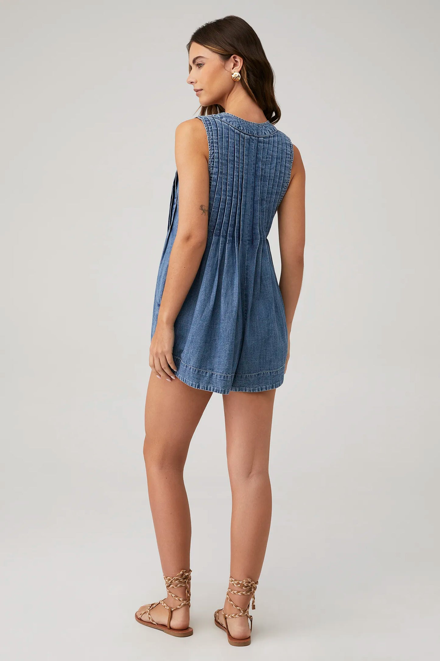 Entspannter, zeitloser Jeans-Strampler