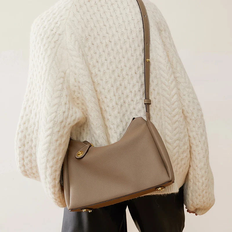 Vielseitige Crossbody aus genarbtem Leder