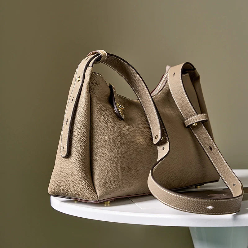 Vielseitige Crossbody aus genarbtem Leder