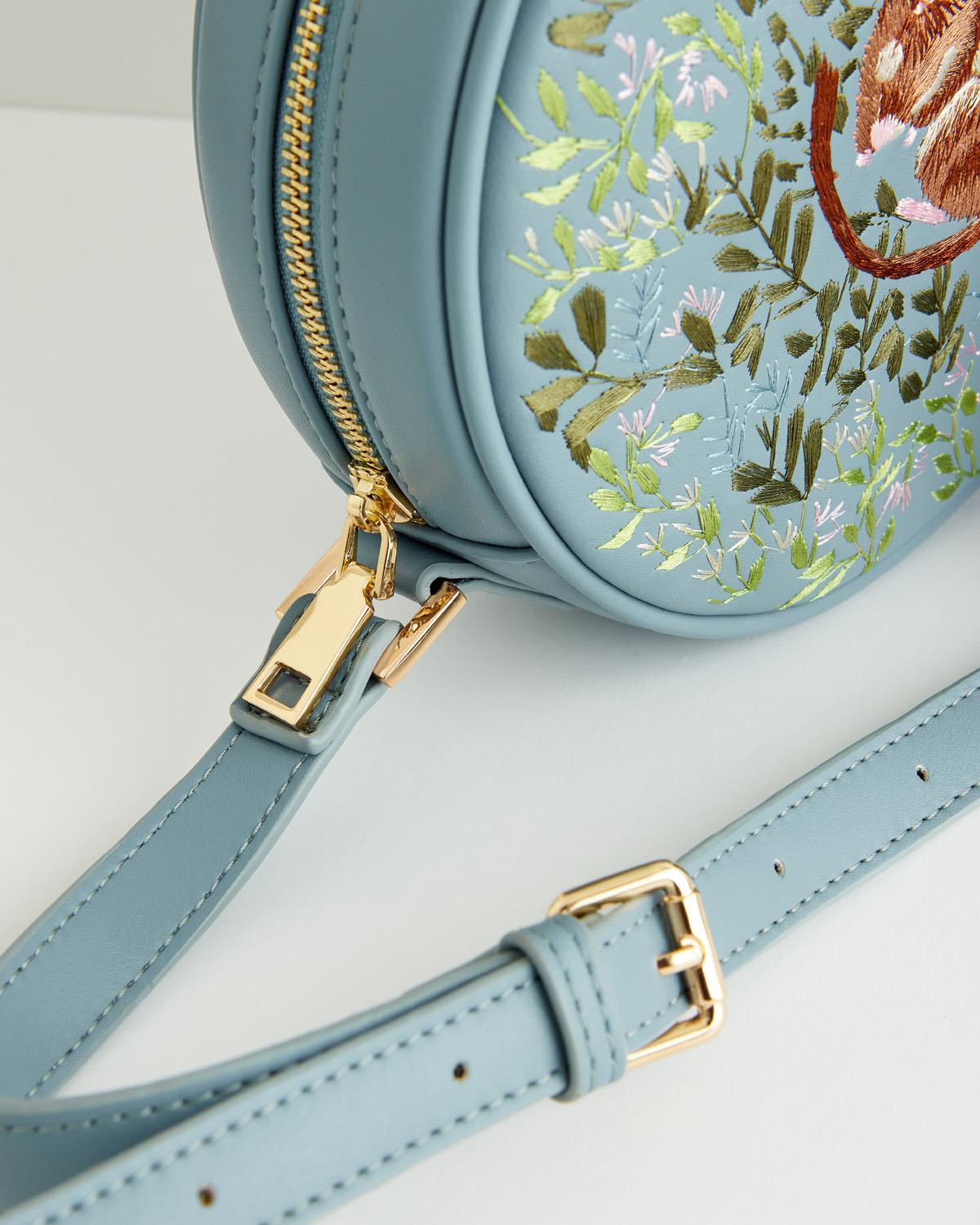 Chloe Circle Bag Bestickte Haselmaus Blau